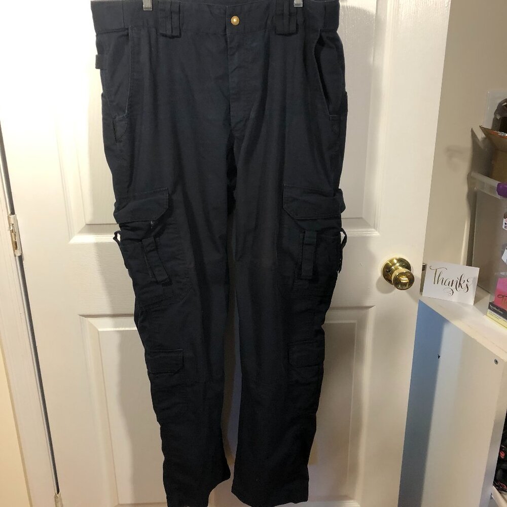5.1.1 Tactical men black cargo pants, size 38x34, leg pockets